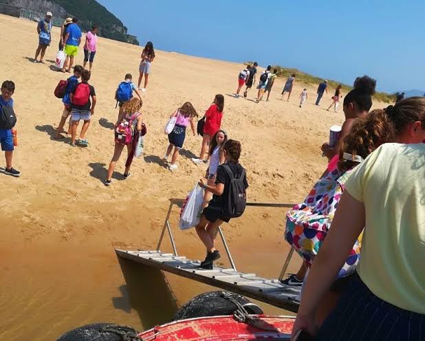 estudiantes desembarcando en la playa