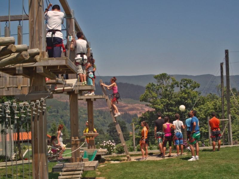 parque de aventuras o naturaleza y excursiones a los lugares más interesantes